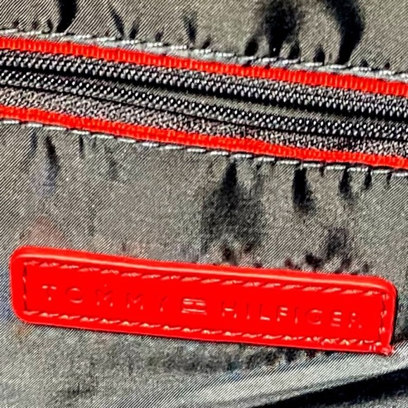 NWT TOMMY HILFIGER WEEKENDER BAG - Picture 16 of 16